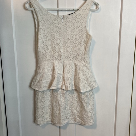 BEBE | Sleeveless Elegant White Lace Peplum Dress - US4 - Perfect for bridal - Picture 7 of 7